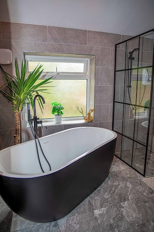 House, 2 Bedrooms | Bathroom. Home in Manchester Near Etihad Stadium - Parking