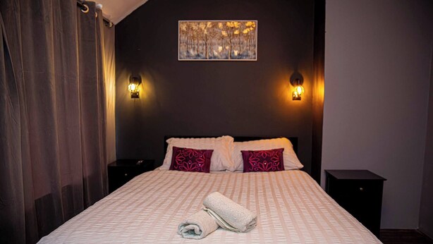 House, 2 Bedrooms | 2 bedrooms - Home in Manchester Near Etihad Stadium - Parking (Manchester)