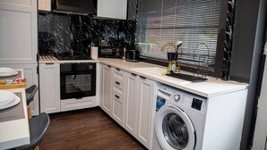 House, 2 Bedrooms | Laundry - Home in Manchester Near Etihad Stadium - Parking (Manchester)