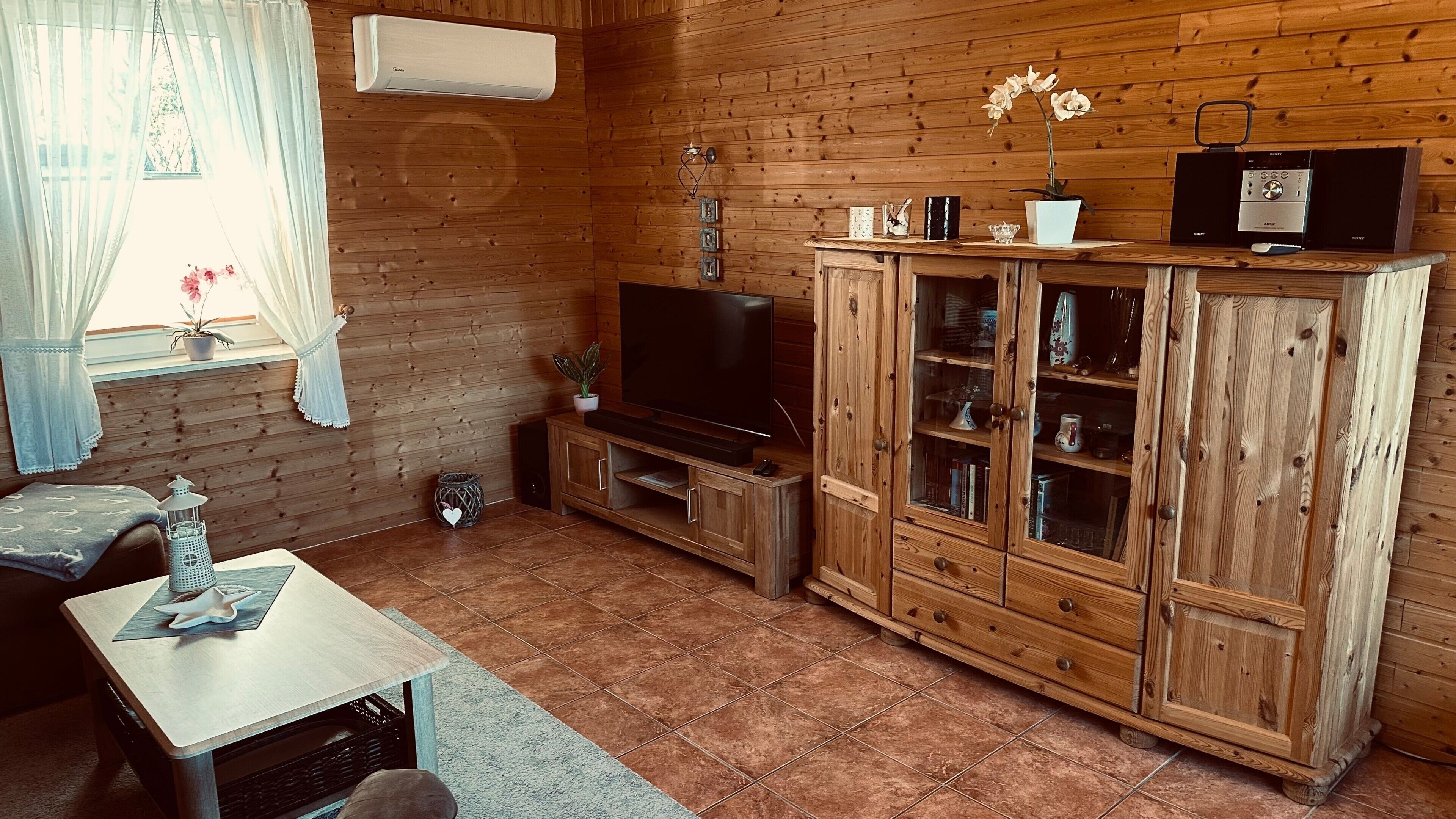 Een televisie en een open haard