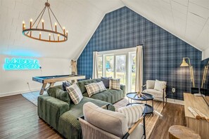 TV, bøker og kontorer