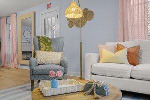 تلفزيون، مدفأة، مكتب