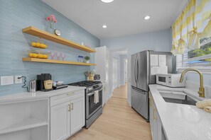 ثلاجة، ميكروويف، فرن، موقد طهي مسطح