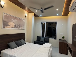 Deluxe Double Room, City View | Desk, free WiFi