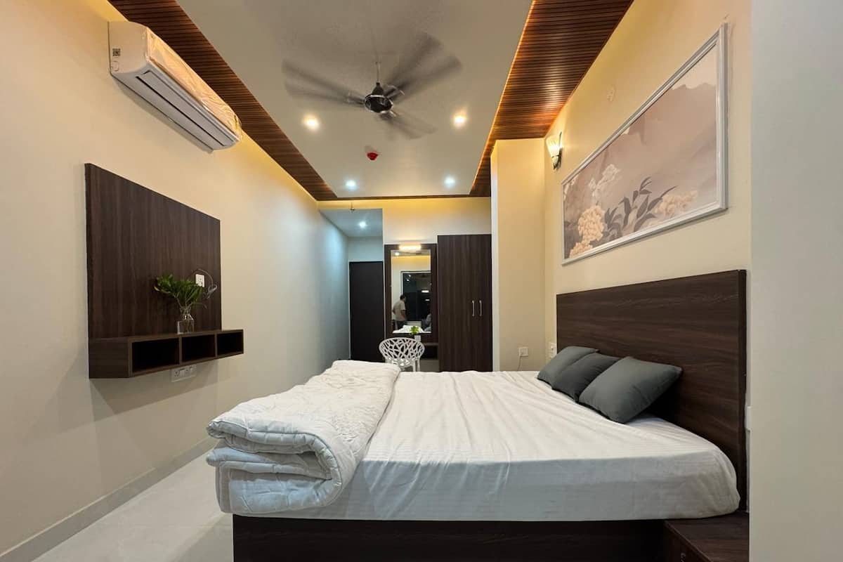 Deluxe Double Room, City View | Desk, free WiFi