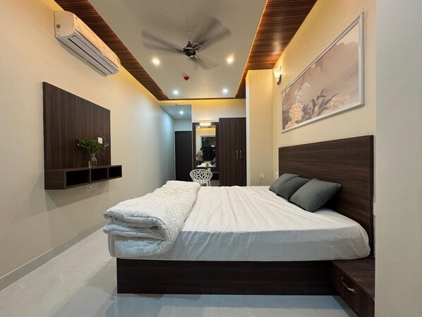 Habitación doble Deluxe, vista a la ciudad | Escritorio y wifi gratis 