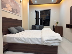 Deluxe Double Room, City View | Desk, free WiFi