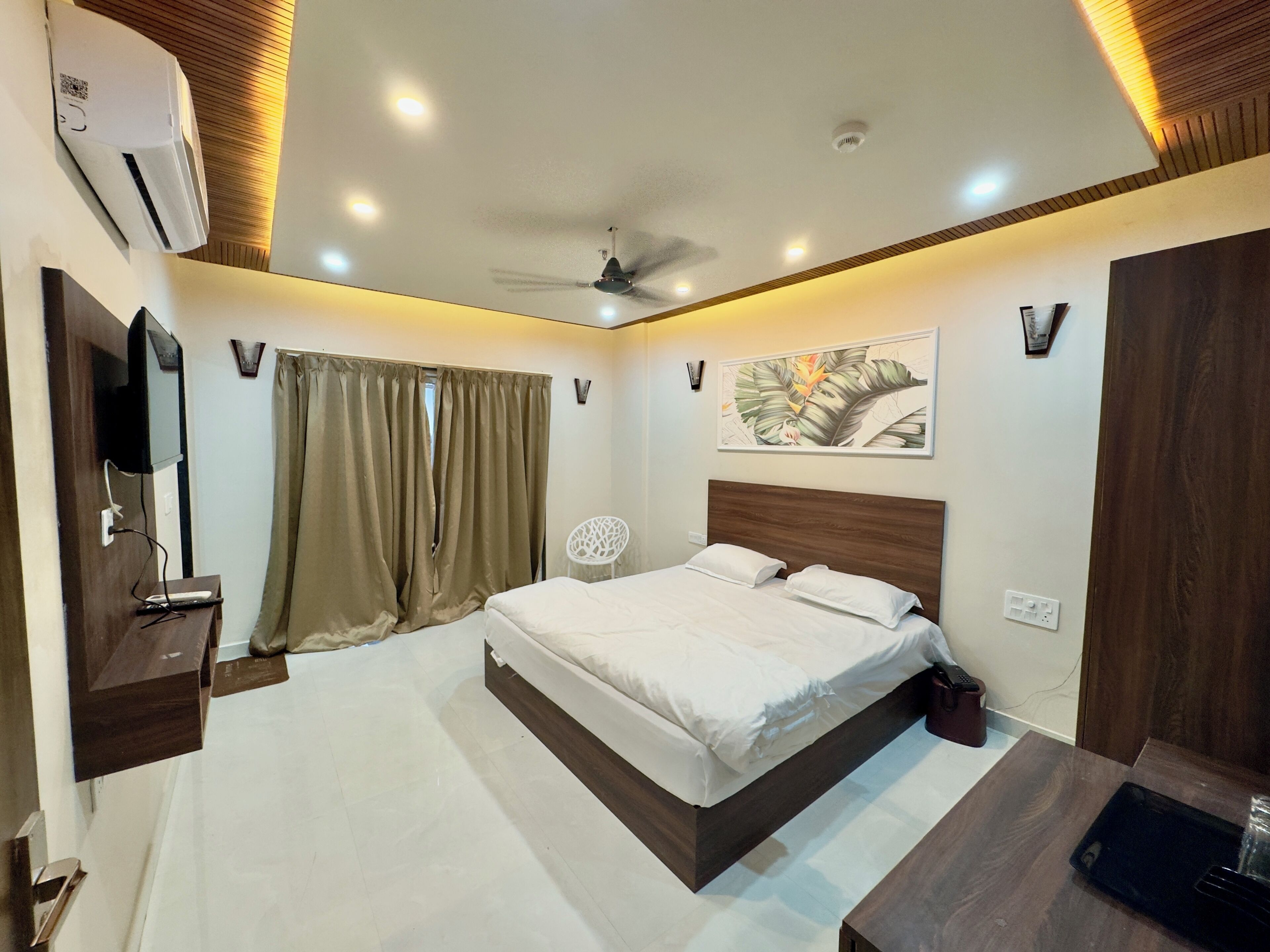 Deluxe Double Room, City View | Desk, free WiFi