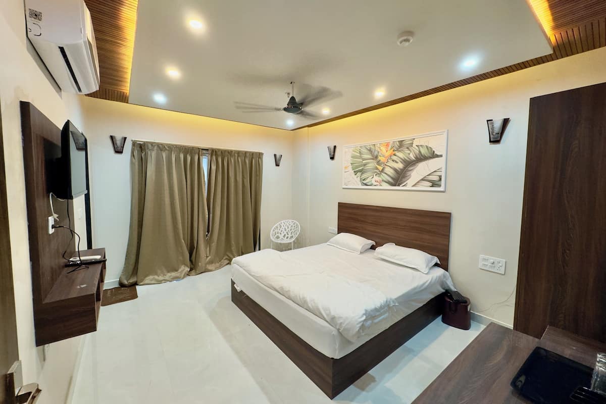 Habitación doble Deluxe, vista a la ciudad | Escritorio y wifi gratis