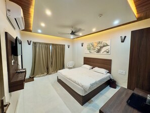 Habitación doble Deluxe, vista a la ciudad | Escritorio y wifi gratis 