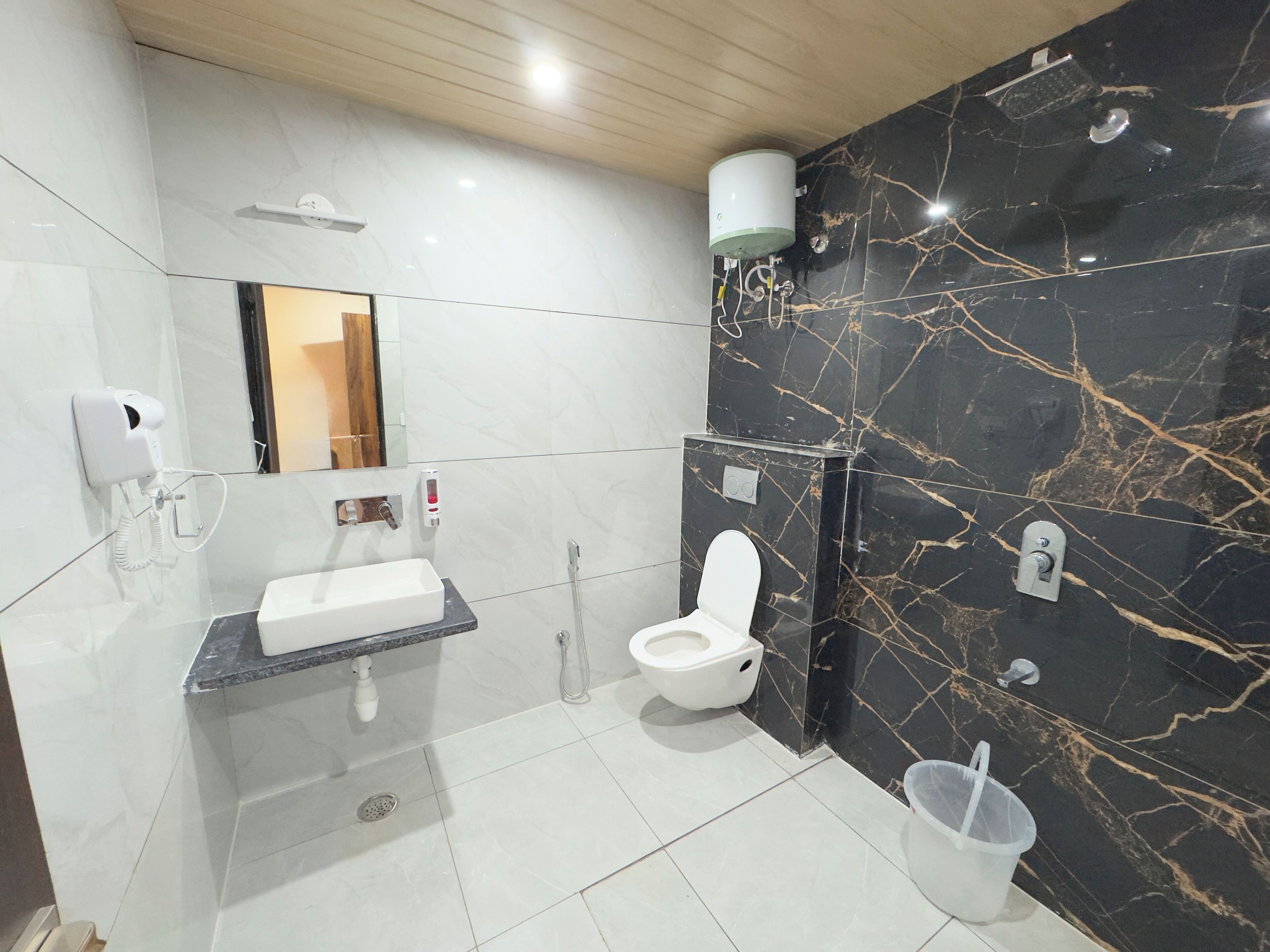 Deluxe Double Room, City View | Bathroom | Shower, towels