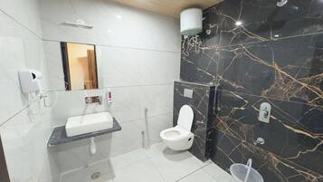 Habitació doble Deluxe, vistes a la ciutat | Bany | Dutxa i tovalloles