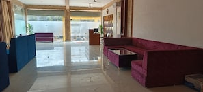 Coin salon dans le hall