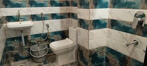 Douche, articles de toilette gratuits, serviettes fournies, savon