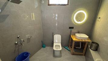 Douche, articles de toilette gratuits, serviettes fournies, savon