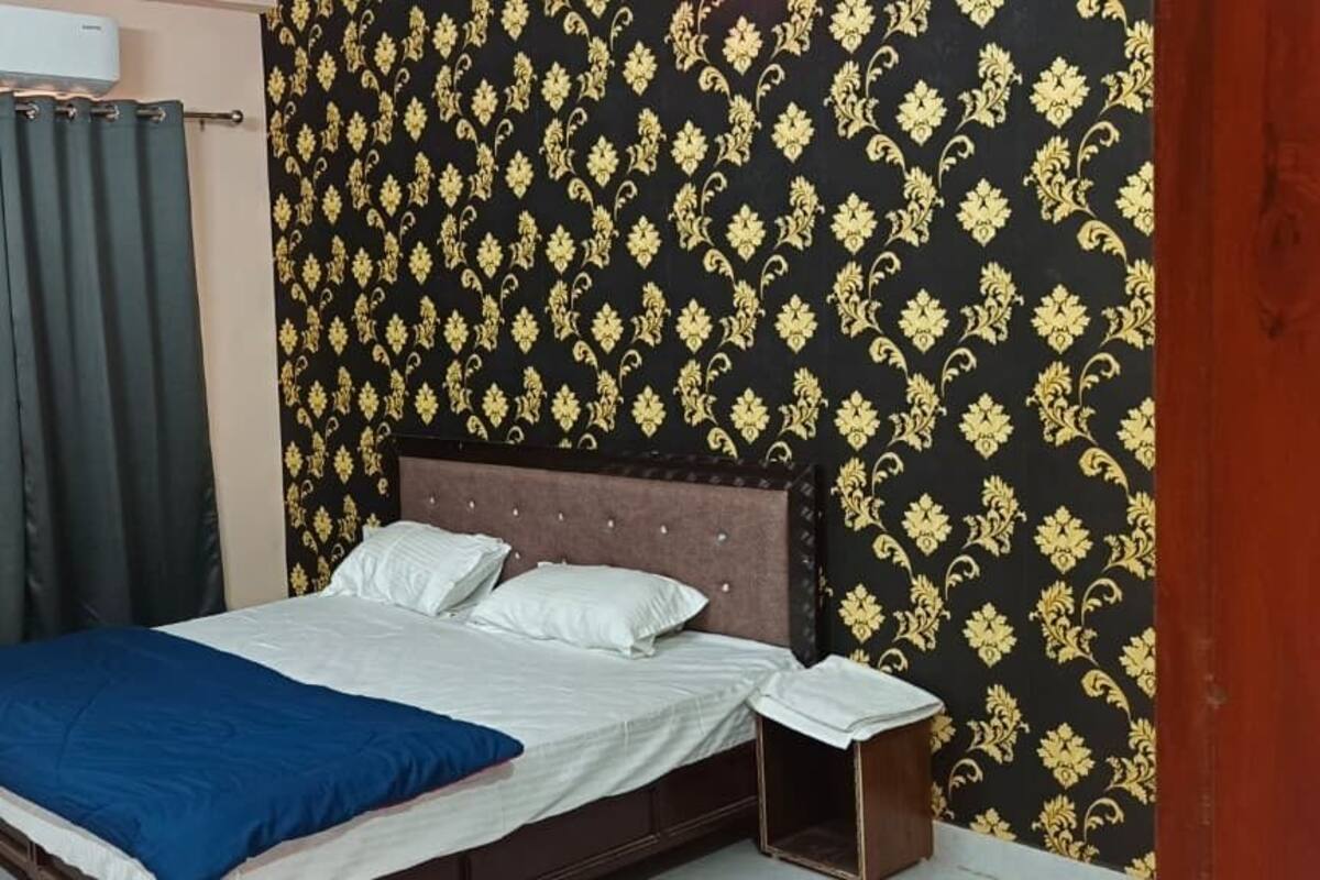 Rollaway beds, free WiFi, bed sheets