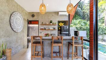 Vila luxo, 2 quartos, piscina particular, vista para a piscina | Cozinha privada | Cafeteira/chaleira, chaleira elétrica, torradeira