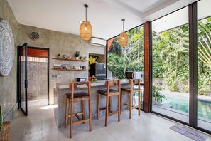 Vila luxo, 2 quartos, piscina particular, vista para a piscina | Cozinha privada | Cafeteira/chaleira, chaleira elétrica, torradeira