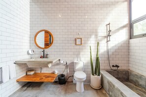 Vila luxo, 2 quartos, piscina particular, vista para a piscina | Banheiro