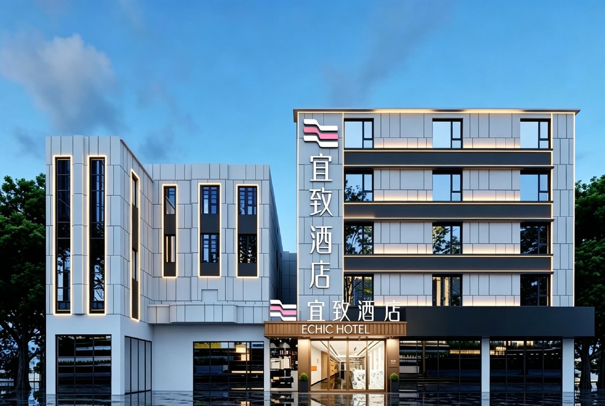 Un edificio moderno de hotel con un letrero llamativo que dice 'ECHIC HOTEL'.