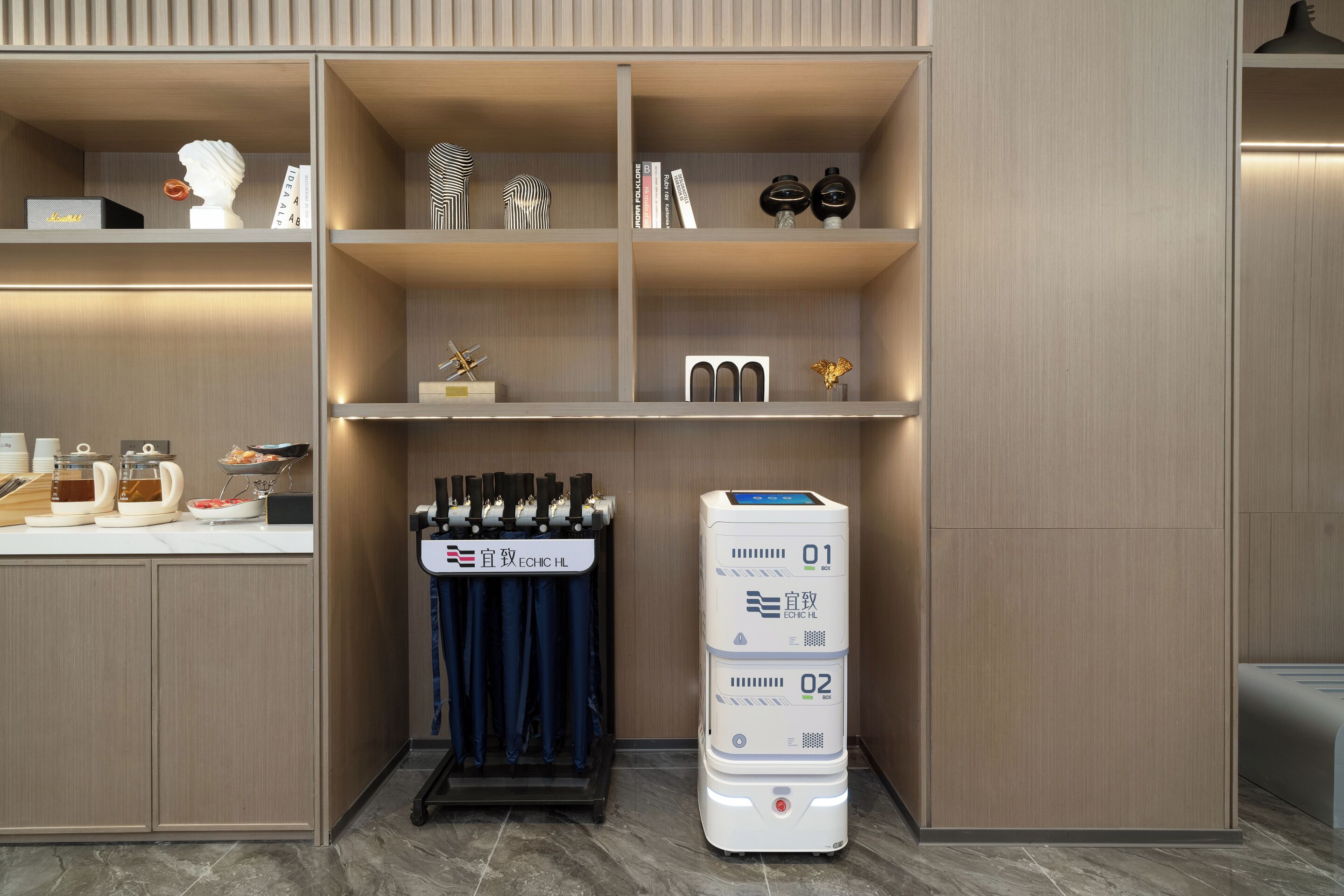 Une cuisine moderne équipée d’une machine à café intégrée, d’un égouttoir et d’un distributeur d’eau.