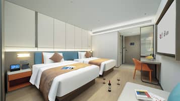 Habitación ejecutiva con 2 camas individuales, 2 camas matrimoniales, para no fumadores | Escritorio, espacio para trabajar con laptop y cortinas blackout