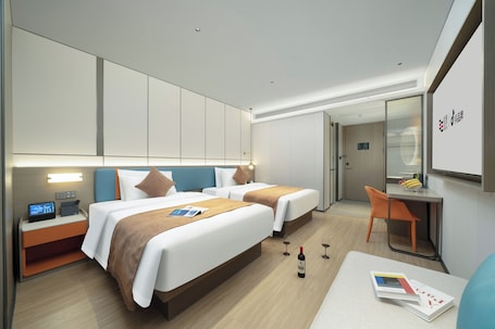 Executive Twin Room, 2 Double Beds, Non Smoking, Housekeeping | Desk, laptop workspace, blackout curtains, soundproofing. YiZhi HotelShangxiajiu Pedestrian Stree