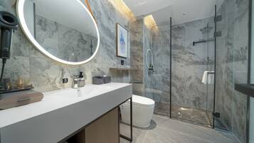 Superior Double Room, 1 Queen Bed, Non Smoking | Bathroom