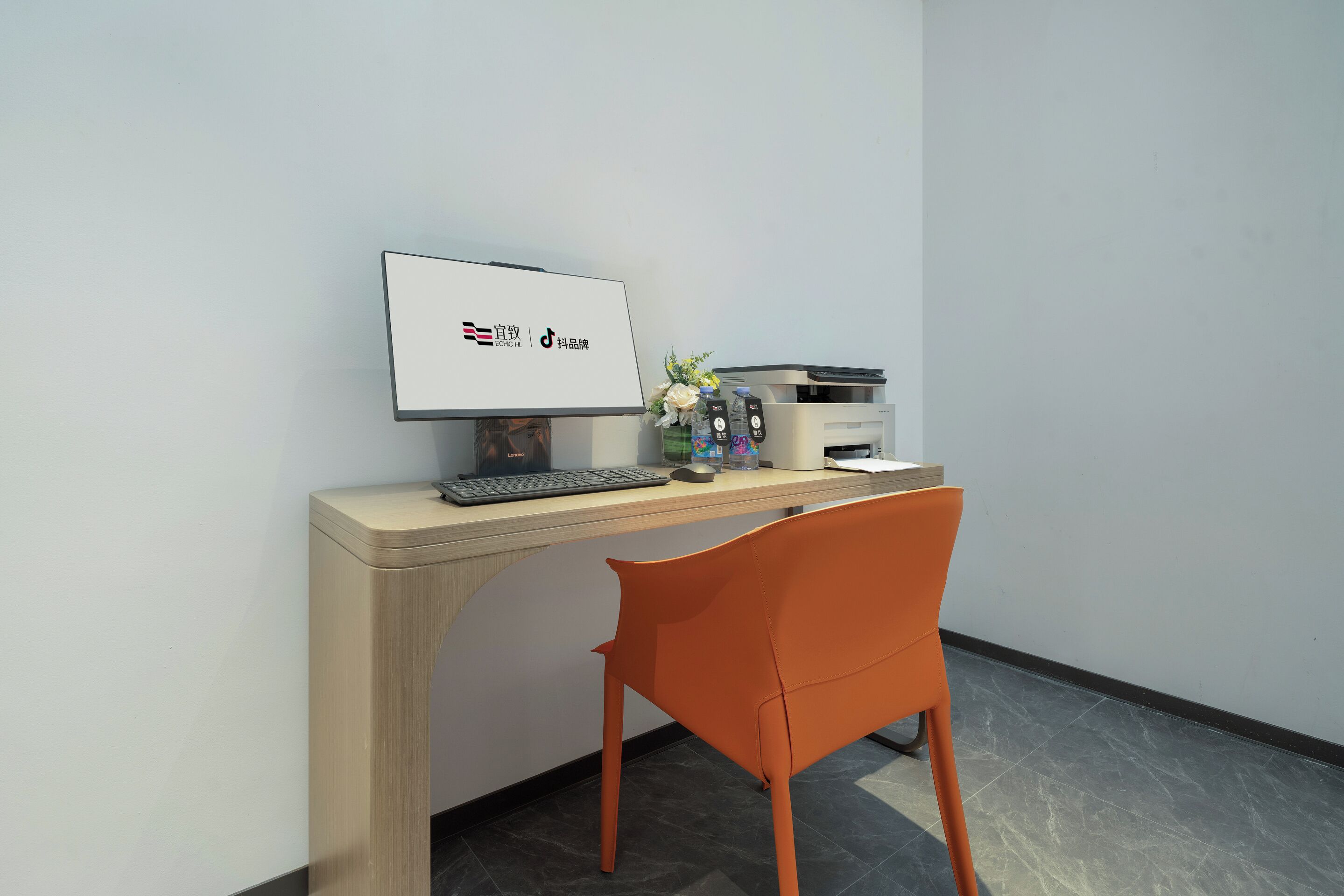 Un ufficio moderno con scrivania, computer, tastiera, mouse e sedia.