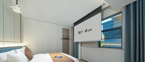 Habitación de hotel moderna con cama, televisor de pantalla plana, ventana con cortinas y una mesita con botella de vino y copas.