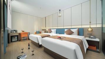 Habitación superior con 2 camas individuales, 2 camas individuales, para no fumadores | Escritorio, espacio para trabajar con laptop y cortinas blackout