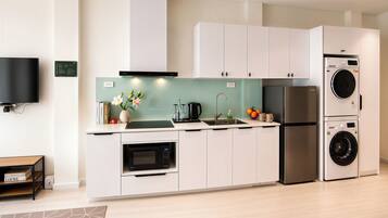 Suite Studio Luxe, vue ville | Cuisine privée | Réfrigérateur, micro-ondes, plaque de cuisson