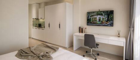 Une chambre moderne avec un lit, un bureau et une armoire.