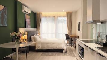 Luxe studio suite, uitzicht op de stad | Luxe beddengoed, individueel gedecoreerd, individueel gemeubileerd