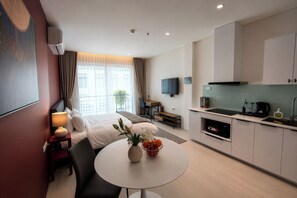 Luxury Studio Suite, City View | Private kitchen | Fridge, microwave, stovetop, cookware/dishes/utensils