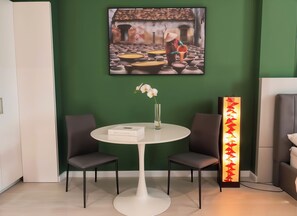 Luxury-Studiosuite, Stadtblick | Wohnbereich | 49-Zoll-Smart-TV mit Kabelempfang
