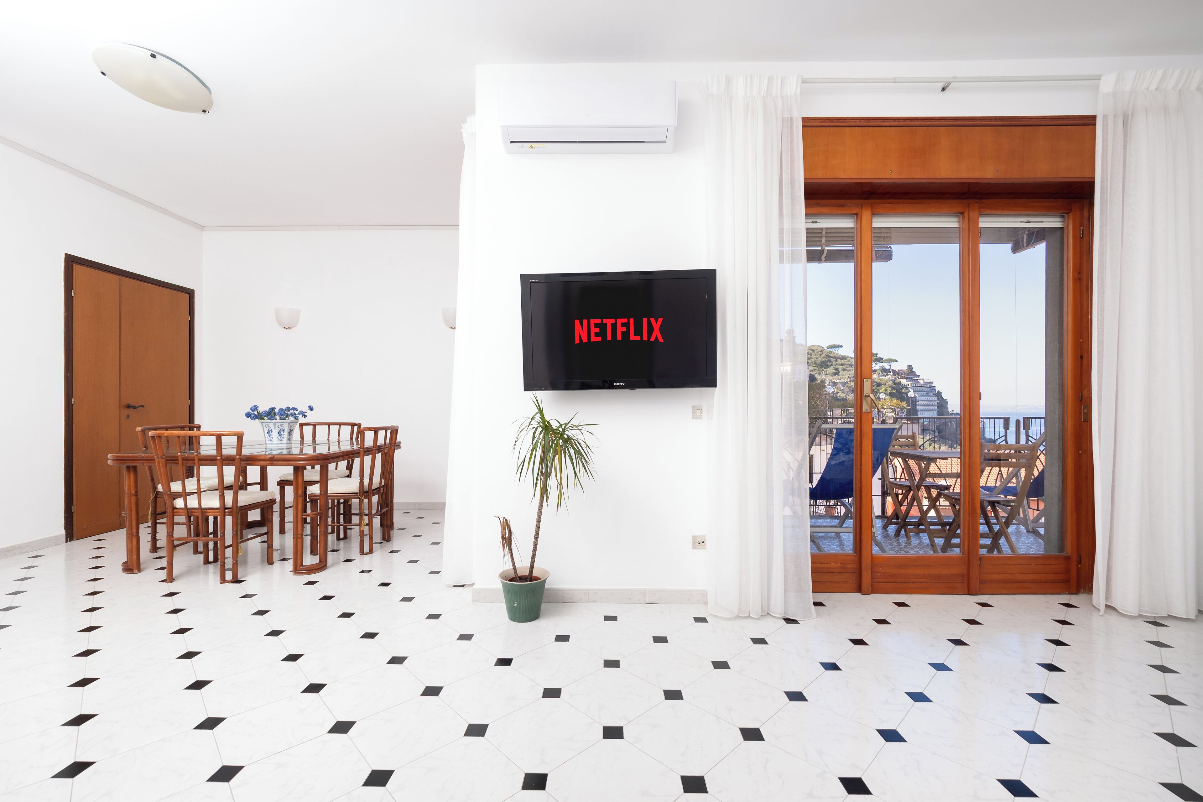 Apartamento Confort, balcón, vistas parciales al mar | Zona de estar | Smart TV de 40 pulgadas con canales digitales