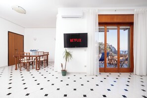 Comfort Apartment, Balcony, Partial Sea View | Living area | 40-inch Smart TV with digital channels - Capo Sereno (Sorrento)