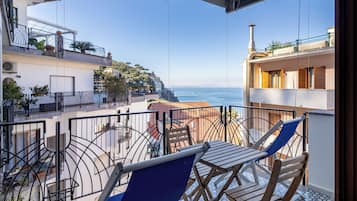 Apartamento Confort, balcón, vistas parciales al mar | Balcón