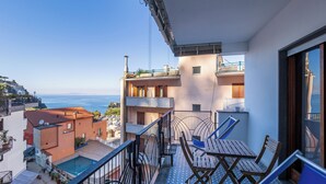 A balcony with a pool, outdoor furniture, and a view of the sea. - Capo Sereno (Sorrento)