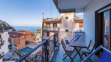 Apartamento conforto, sacada, vista parcial para o mar | Sacada