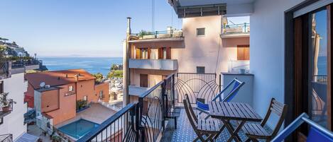 Apartamento Confort, balcón, vistas parciales al mar | Balcón