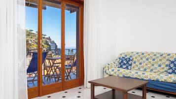 Apartamento Confort, balcón, vistas parciales al mar | Zona de estar | Smart TV de 40 pulgadas con canales digitales