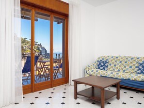 Comfort Apartment, Balcony, Partial Sea View | Living area | 40-inch Smart TV with digital channels - Capo Sereno (Sorrento)