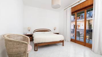 Apartamento Confort, balcón, vistas parciales al mar | Edredones de plumas, cortinas opacas, tabla de planchar con plancha