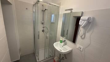 Dusj, hårføner, bidé og håndklær