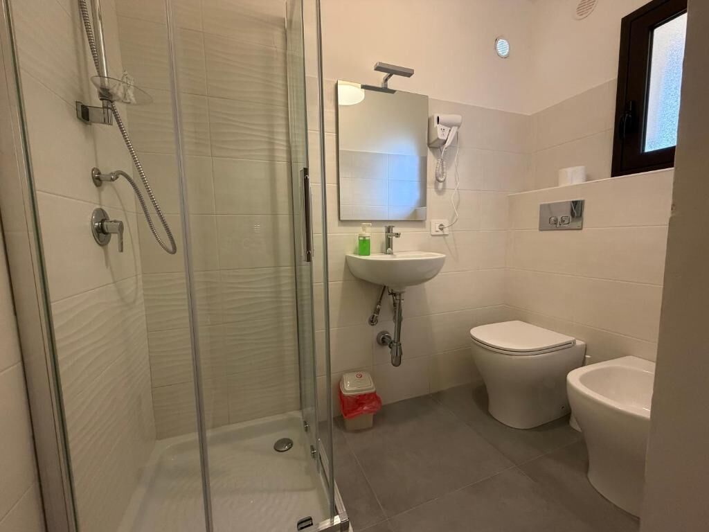 Douche, sèche-cheveux, bidet, serviettes fournies