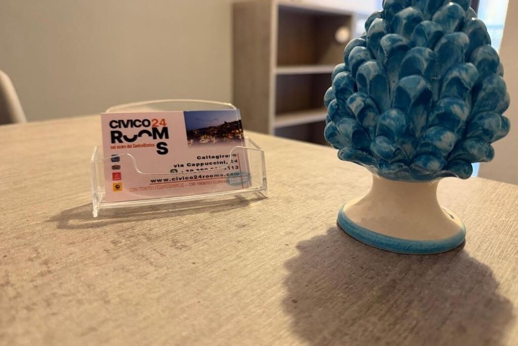 Carte de visite pour CIVICO 24 ROOMS, avec l’adresse du site web et les coordonnées.