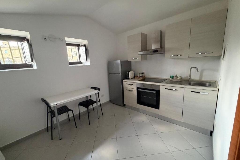 Kjøleskap, kokeplater, kaffetrakter/tekoker og kjøkkenutstyr