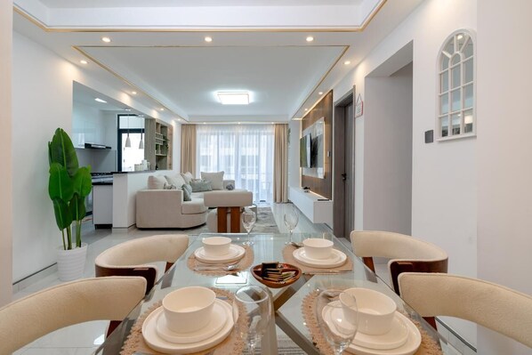 Departamento clásico, balcón, vista a la ciudad | Área de sala de estar | Smart TV, Netflix, películas de estreno y servicios de streaming